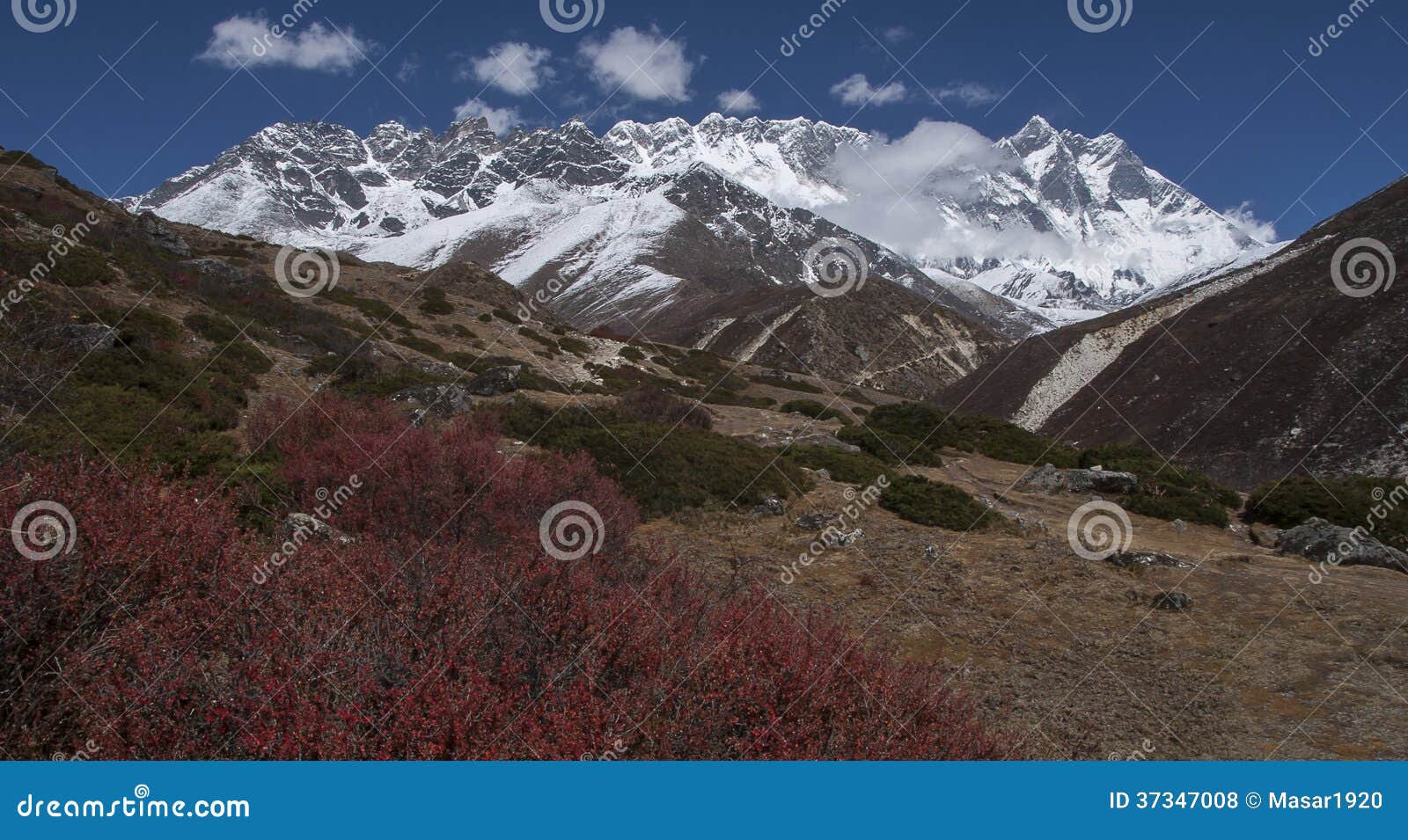 SOMARE, NEPAL - CIRCA OCTUBRE DE 2013: vista del Himalaya (Lhotse a la derecha) de Somare circa octubre de 2013 en Somare