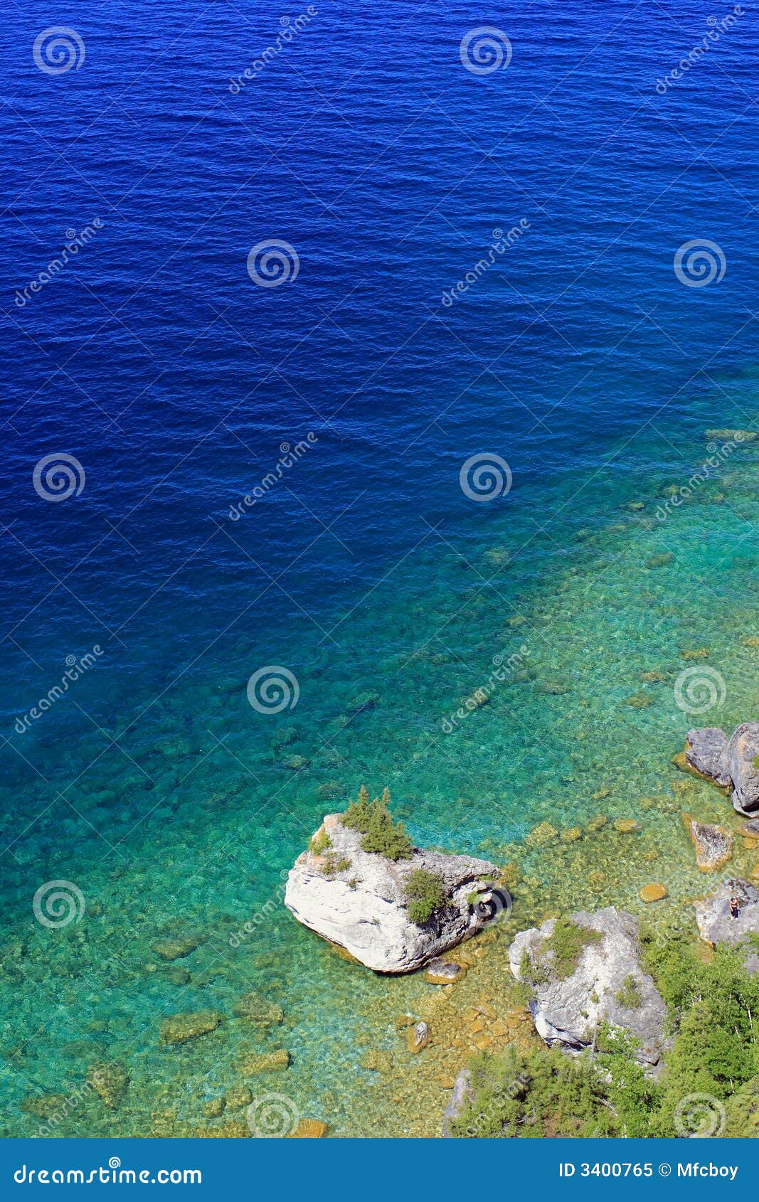 Vista del lago imagen de archivo. Imagen de roca, acantilado 3400765