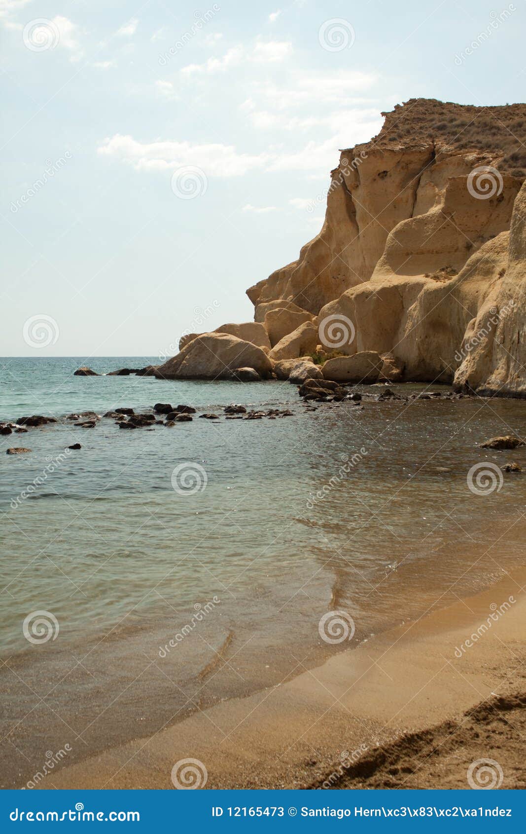 Vista del mare calmo del litorale mediterraneo, acqua libera cristal