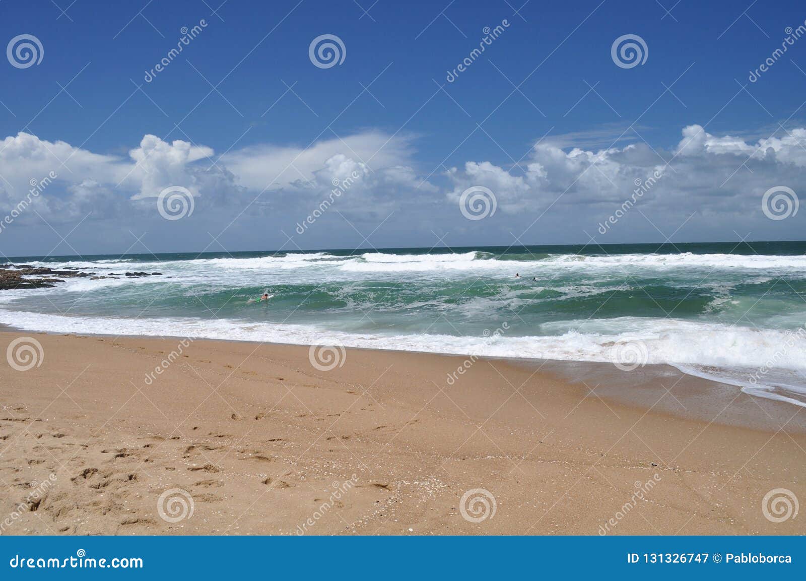 Vista del paesaggio della spiaggia di Pedrera della La in Rocha, Uruguay. Vista del paesaggio della spiaggia di Pedrera della La in Rocha, mare latino scenico della schiuma del Sudamerica delle destinazioni di viaggio dell'Uruguay nessuno estate di giorno