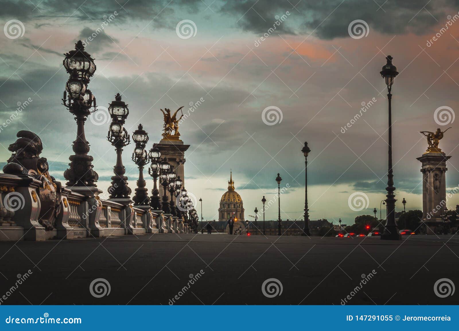 Vista Del Ponte Di Alexandre III Al Tramonto a Parigi Immagine Stock ...