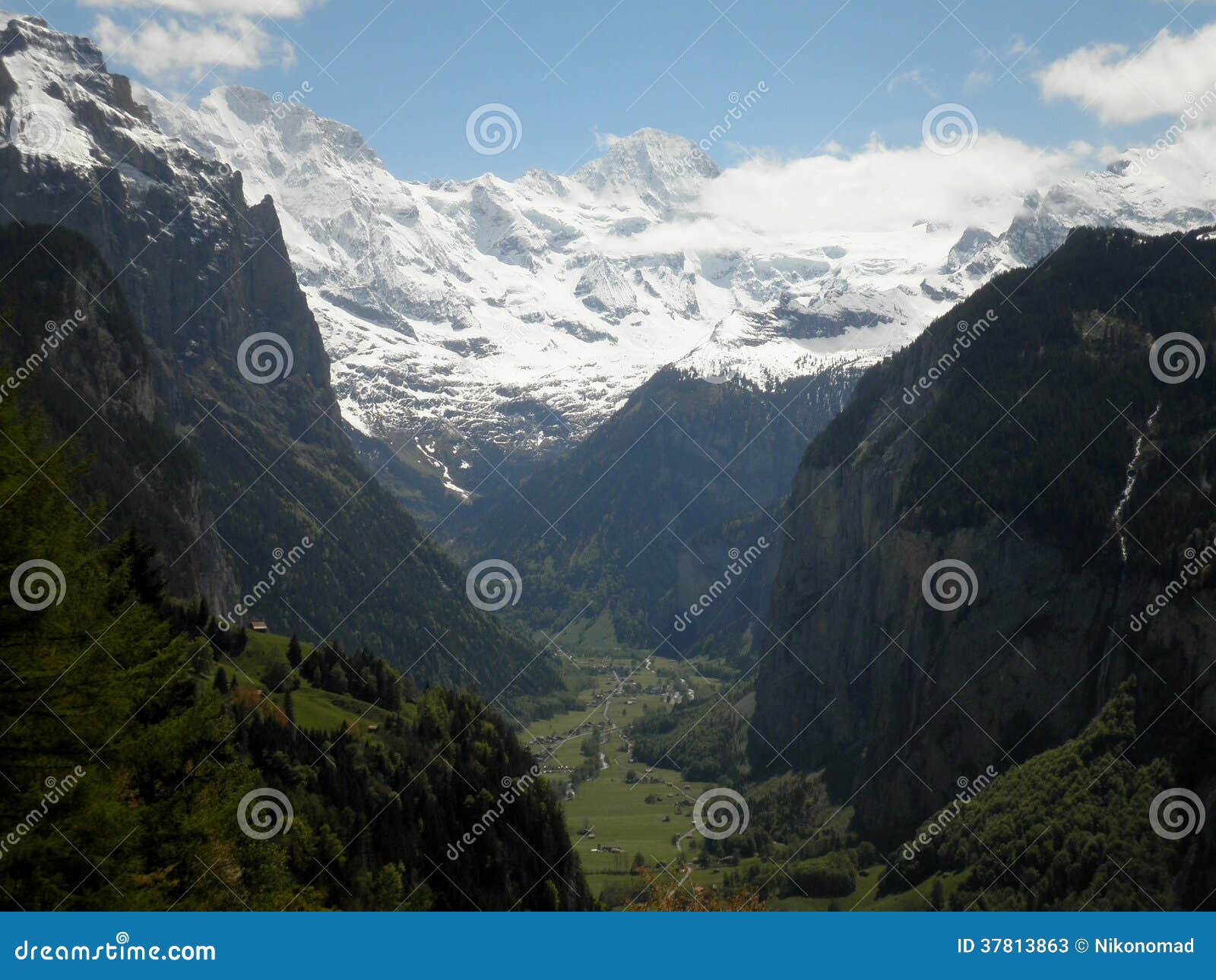 Vista del valle de Lauterbrunnen. Una vista impresionante del valle de Lauterbrunnen.