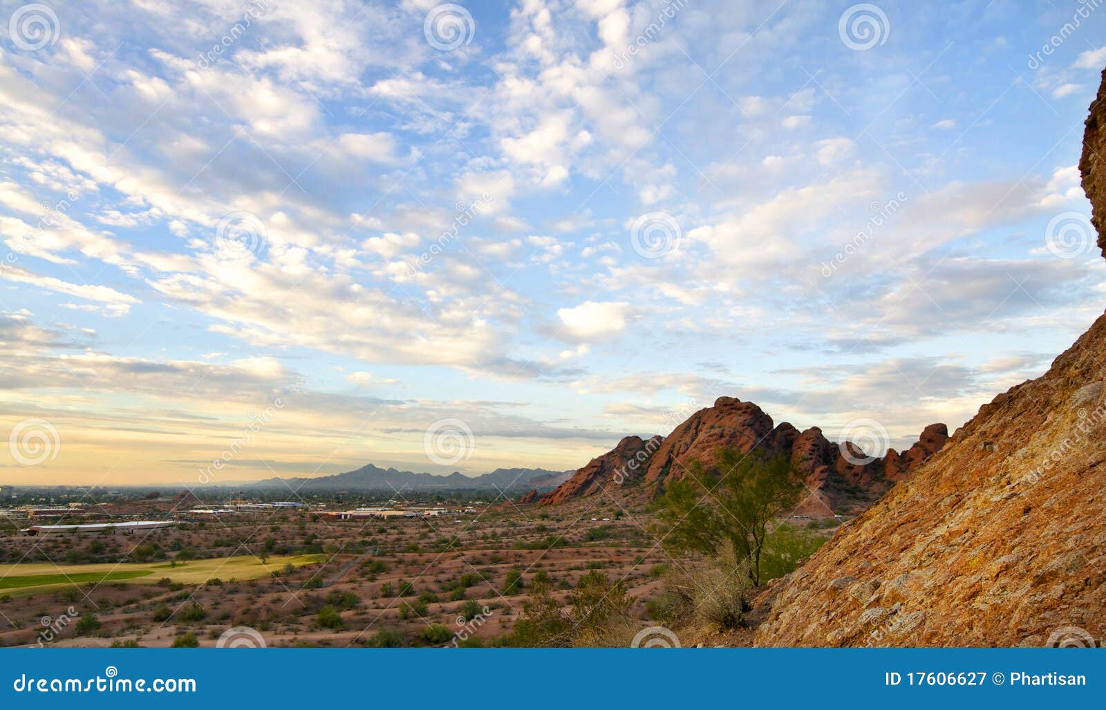 Vista Del Valle Del Sun, Phoenix Imagen de archivo Imagen de torres
