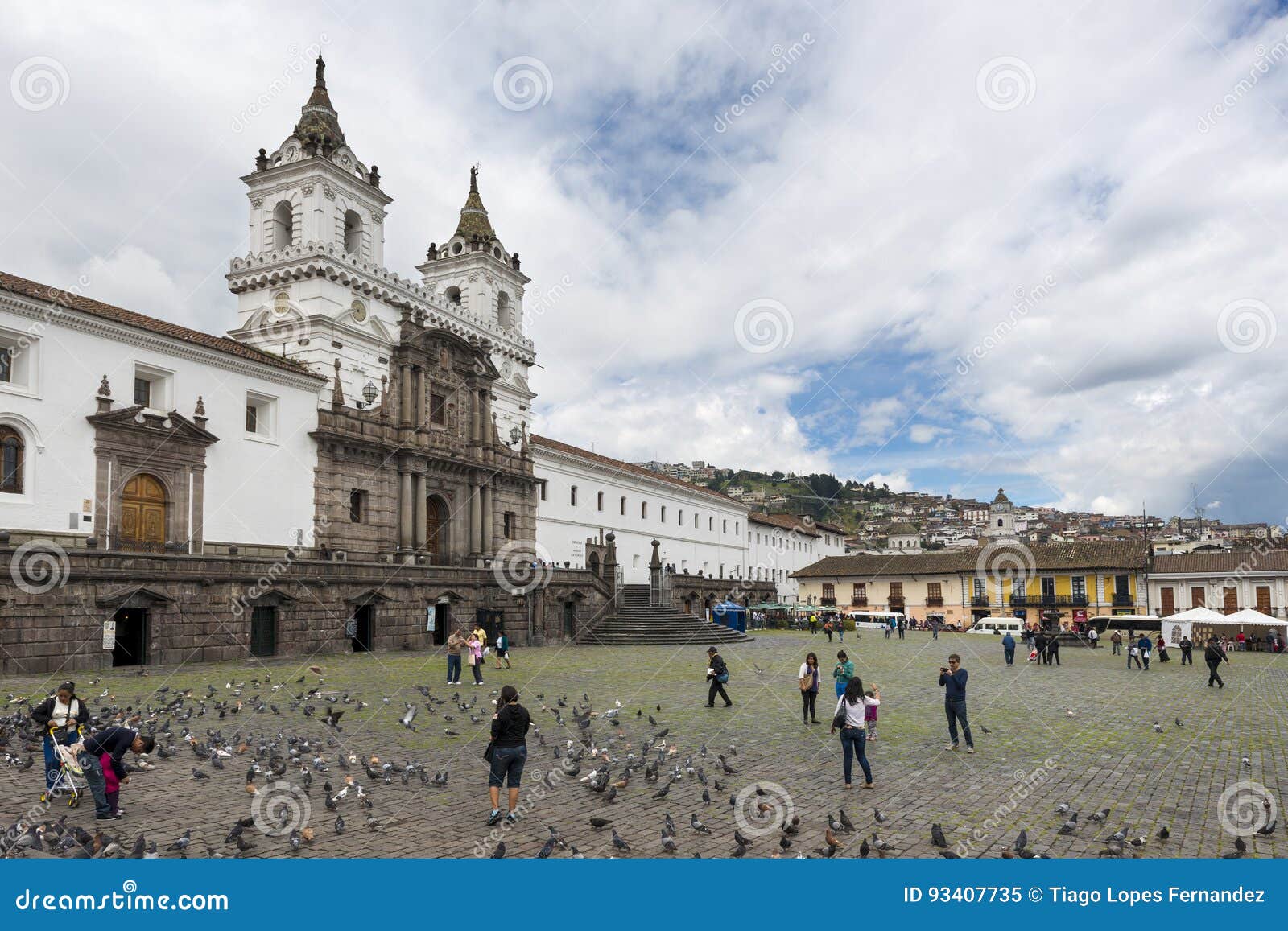 Vista della plaza e della chiesa di San Francisco nella città di Quito, Ecuador