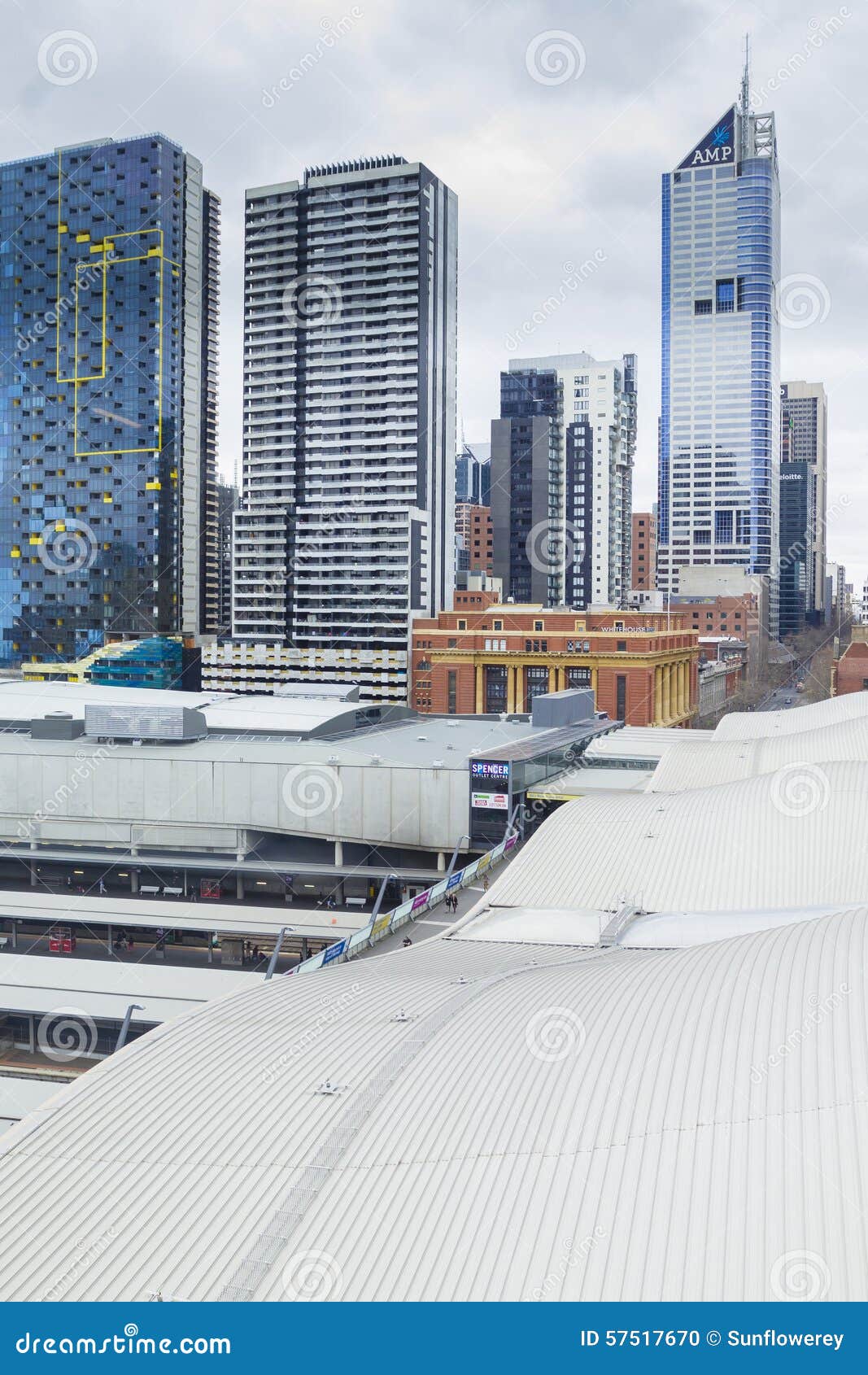 Vista della stazione dell'incrocio del sud a Docklands, Melbourne e grattacieli. Melbourne, Australia - 25 luglio 2015: Vista della stazione dell'incrocio del sud a Melbourne con i grattacieli È il hub principale del trasporto e della stazione ferroviaria a Melbourne