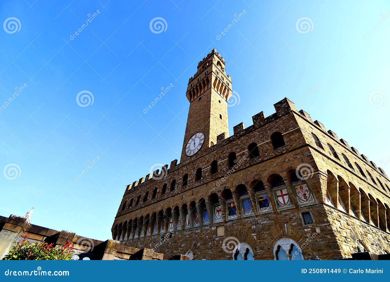 vista in dettaglio di palazzo vecchio in piazza signoria a firenze, toscana, italia