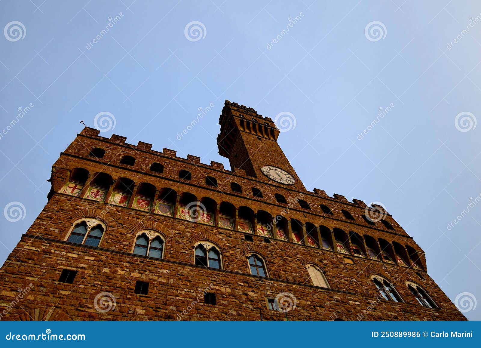vista in dettaglio di palazzo vecchio in piazza signoria a firenze, toscana, italia