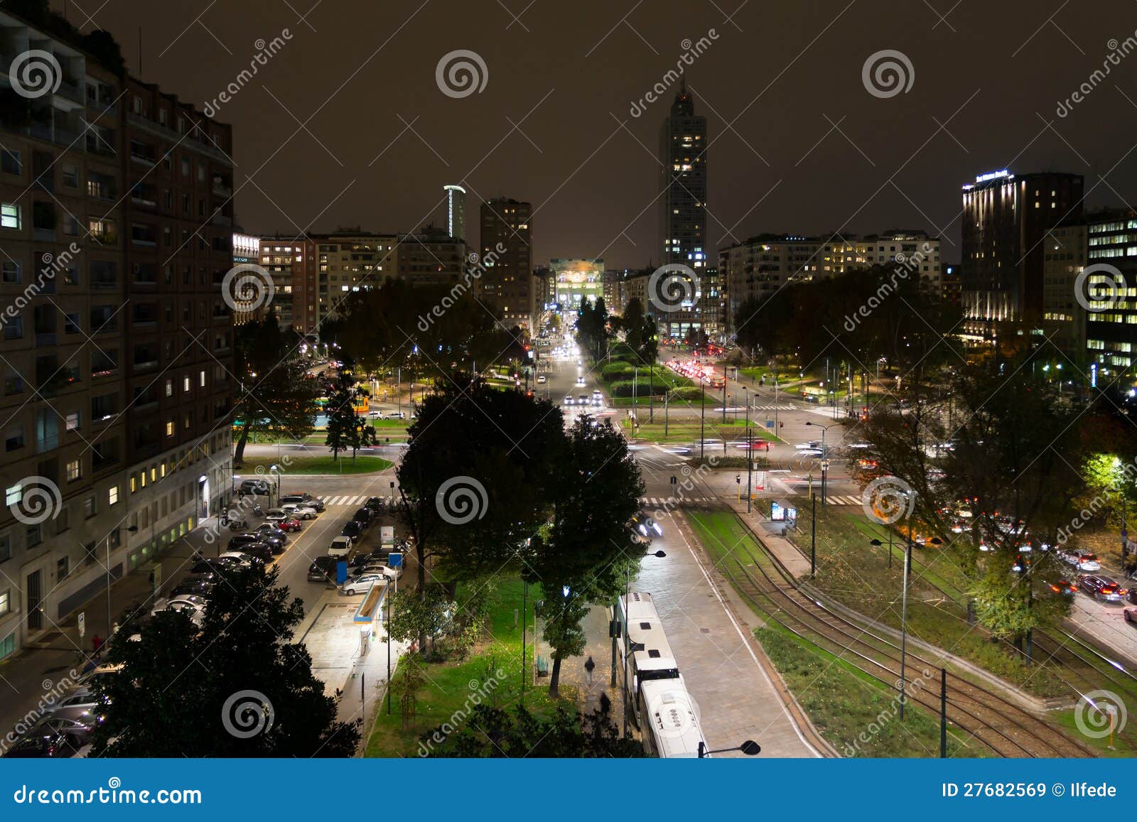 Piazza Della Repubblica 32 Milano Vista Di Notte Della Piazza Repubblica A Milano, Italia Immagine Stock