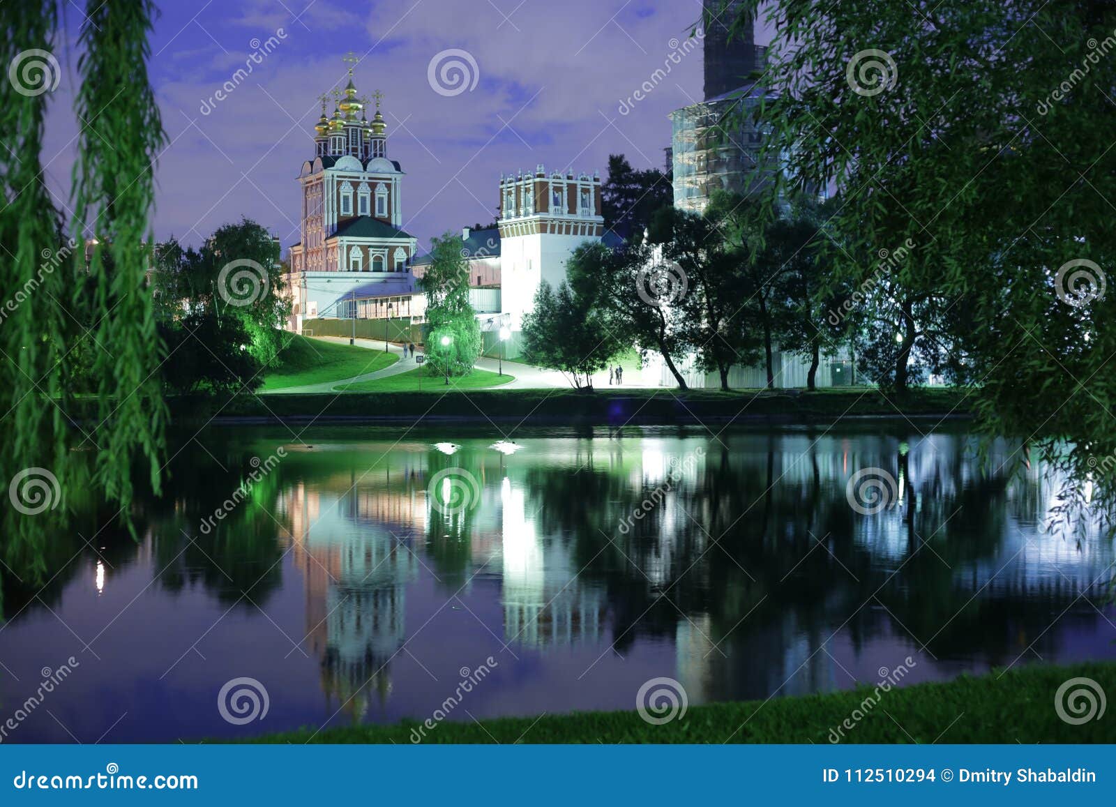Vista di sera del convento di Novodevichy I rami del salice secondo il primo piano, un bello stagno