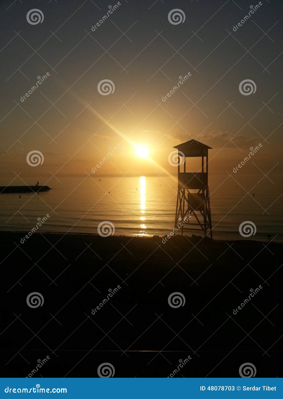 Vista di tramonto. Paesaggio di tramonto con la torre di sorveglianza