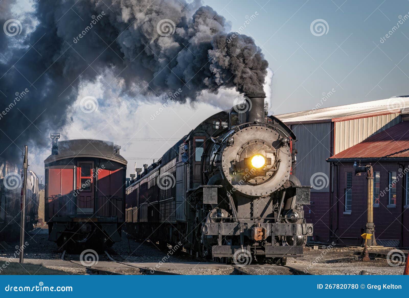 Vista Di Un Classico Treno Passeggeri a Vapore Che Arriva in Una Stazione  Ferroviaria Che Soffia Fumo E Vapore Immagine Editoriale - Immagine di  podere, campo: 267820780