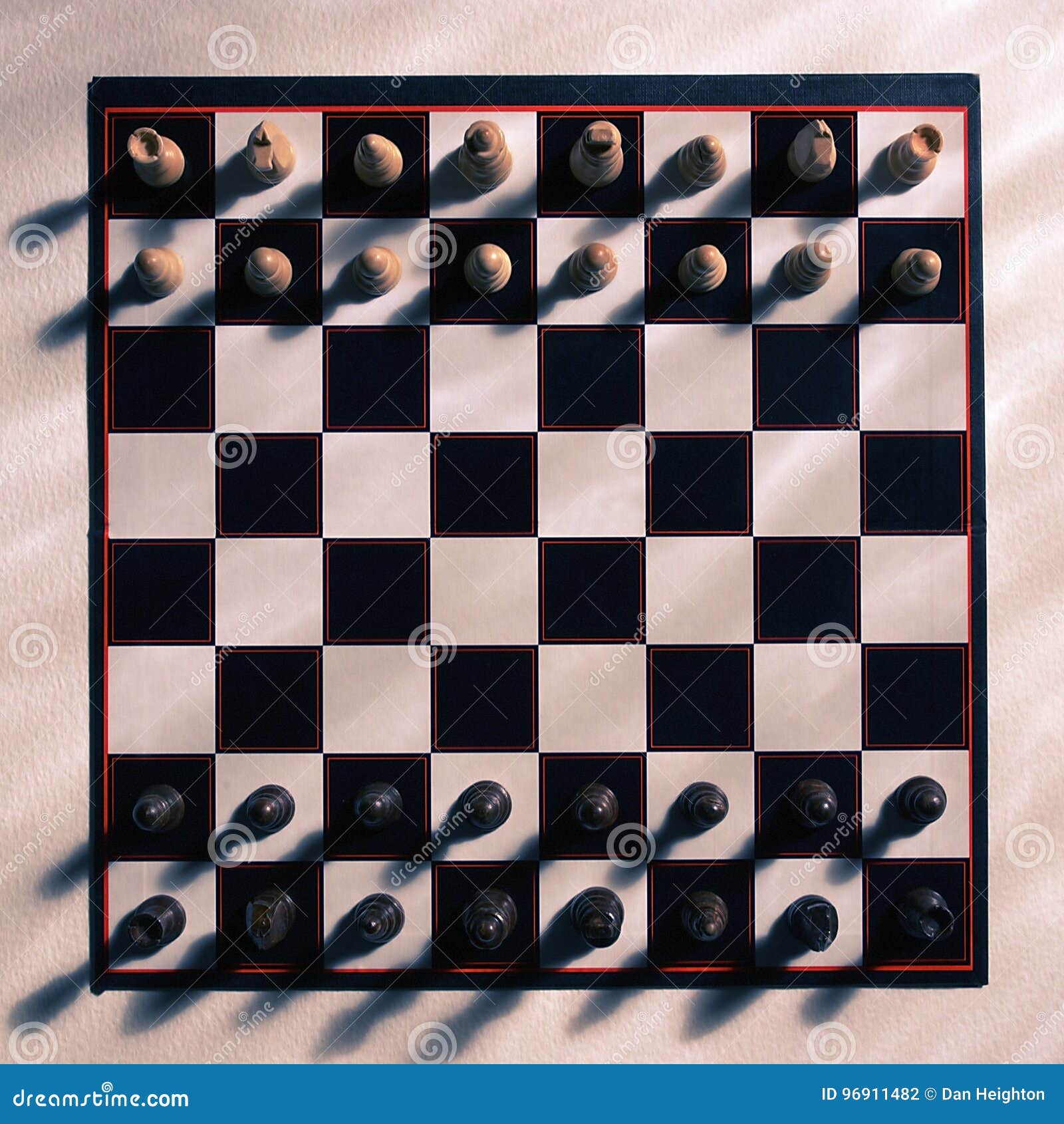 Vista De Cima De Um Tabuleiro De Xadrez Em Concreto Com Peças De Xadrez E  Uma Mão-de-mão a Mexer-se Foto de Stock - Imagem de preto, pense: 227494292