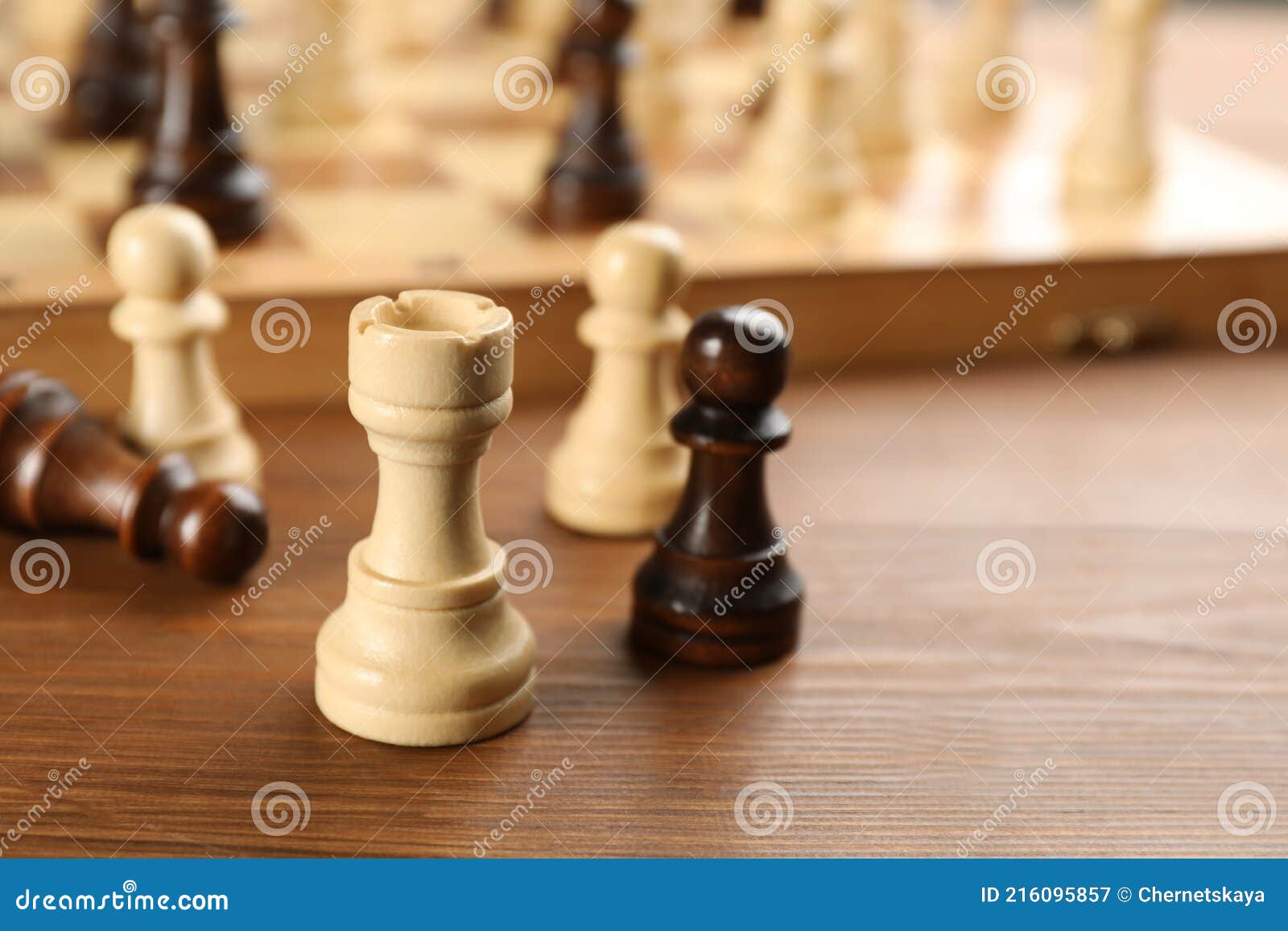 Close-up jogo de tabuleiro de xadrez de posição padrão na mesa