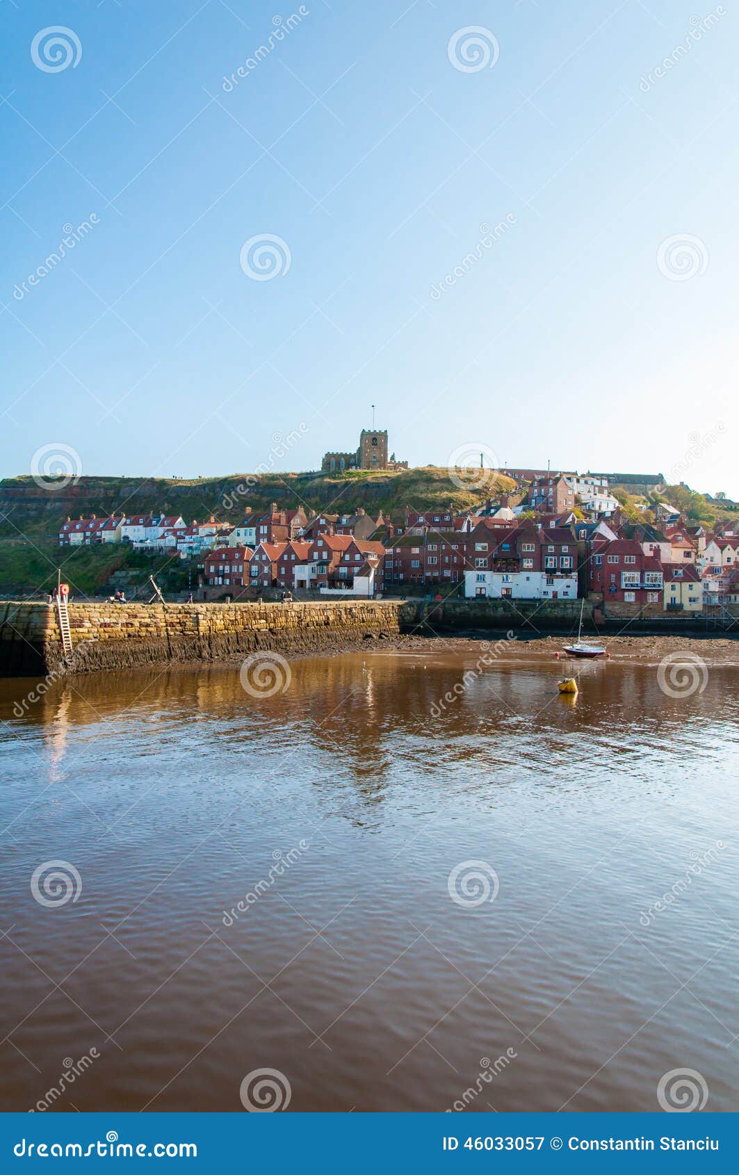 Whitby, North Yorkshire, Reino Unido - 12 de octubre de 2014: Vista escénica de la ciudad y de la abadía de Whitby en día soleado del otoño Whitby es una ciudad y un puerto de la playa en North Yorkshire, Reino Unido Su atracción como destino turístico es aumentada por su asociación con el horror famoso Drácula nuevo, escrito por Bram Stoker