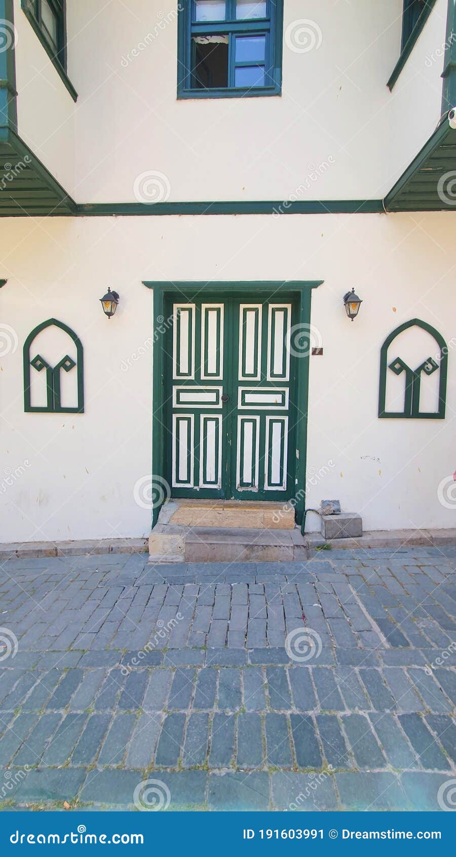 Vista Frontal De Uma Casa Branca Com Janelas De Portas Verdes Escuras E  Outros Elementos Imagem de Stock - Imagem de branco, mostrado: 191603991