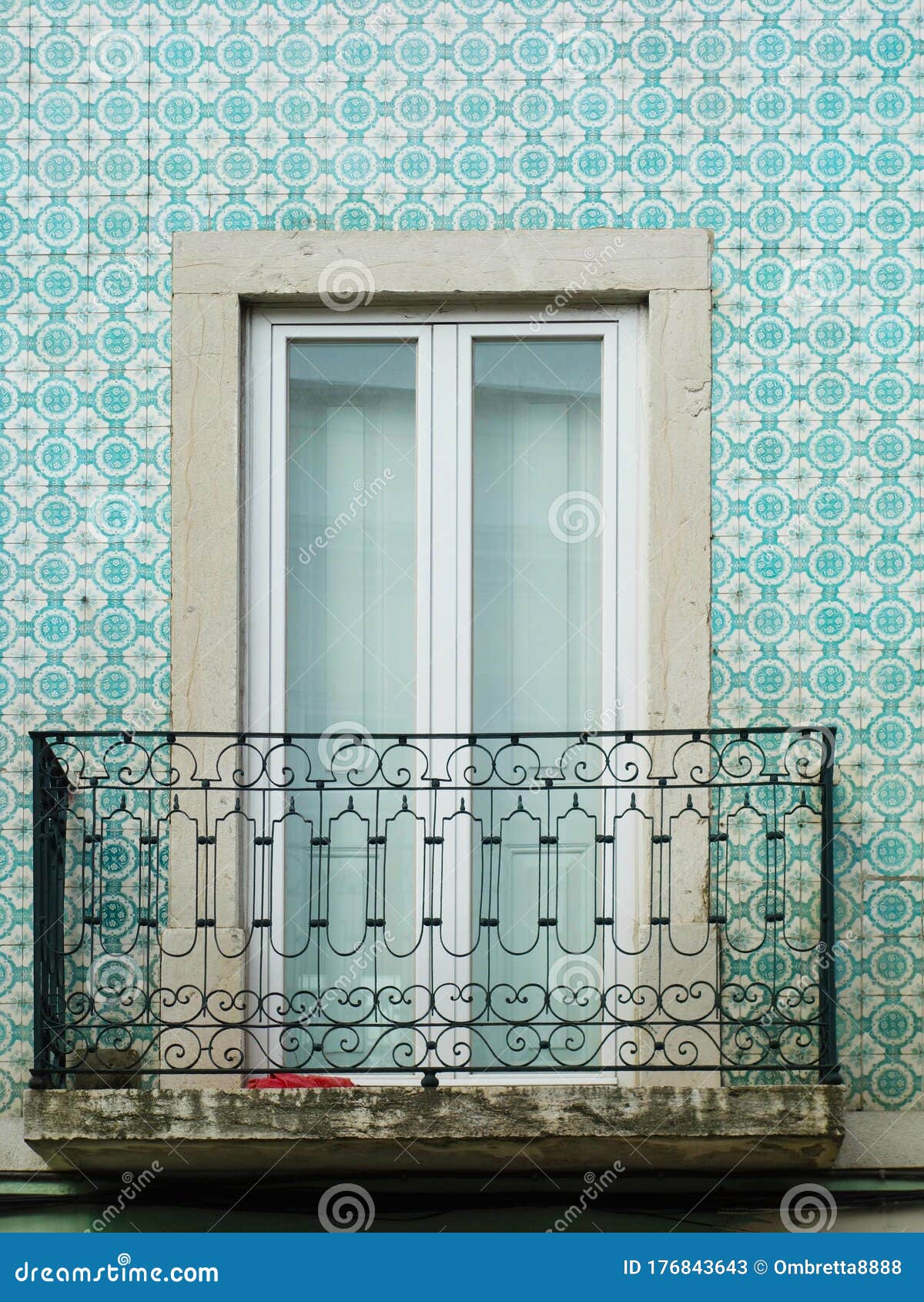 Vista Frontal De Uma Casa Branca Com Janelas De Portas Verdes Escuras E Outros Elementos Imagem de Stock - Imagem de branco, mostrado: 191603991