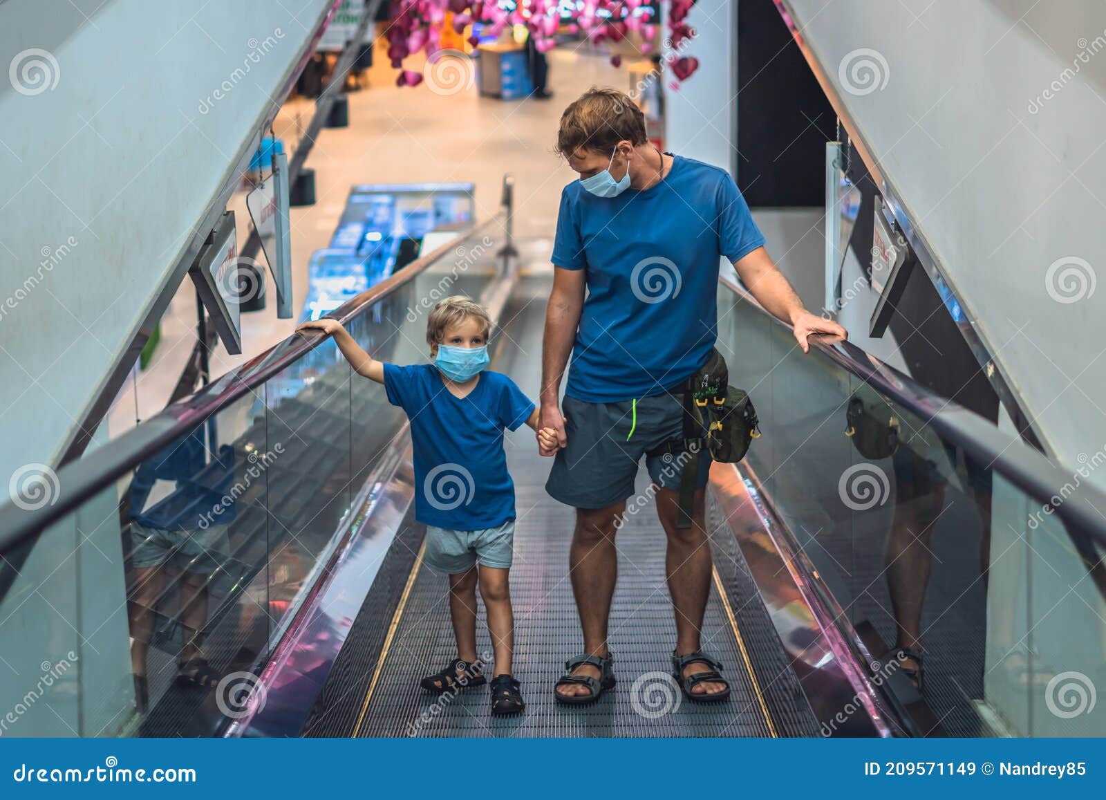 Vista Niño Padre Subiendo Escaladora En Súper Mercado Ropa Cara Protección Máscara Cóvido Coronavirus Bloqueo Imagen de archivo - Imagen de conducta, marzo: 209571149