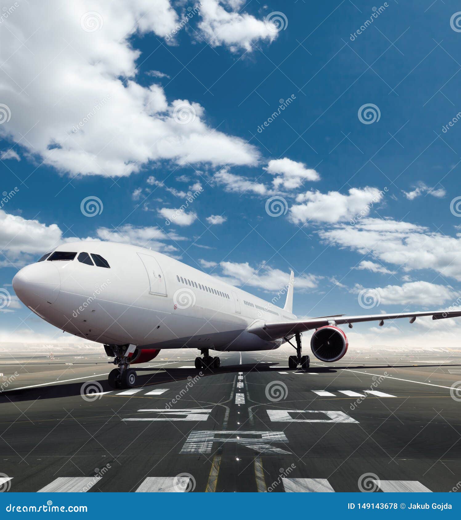 Vista frontale dell'aeroplano commerciale sulla pista. Vista frontale dell'aeroplano commerciale parcheggiato sulla pista Modo moderno e pi? veloce di trasporto Cielo drammatico su fondo