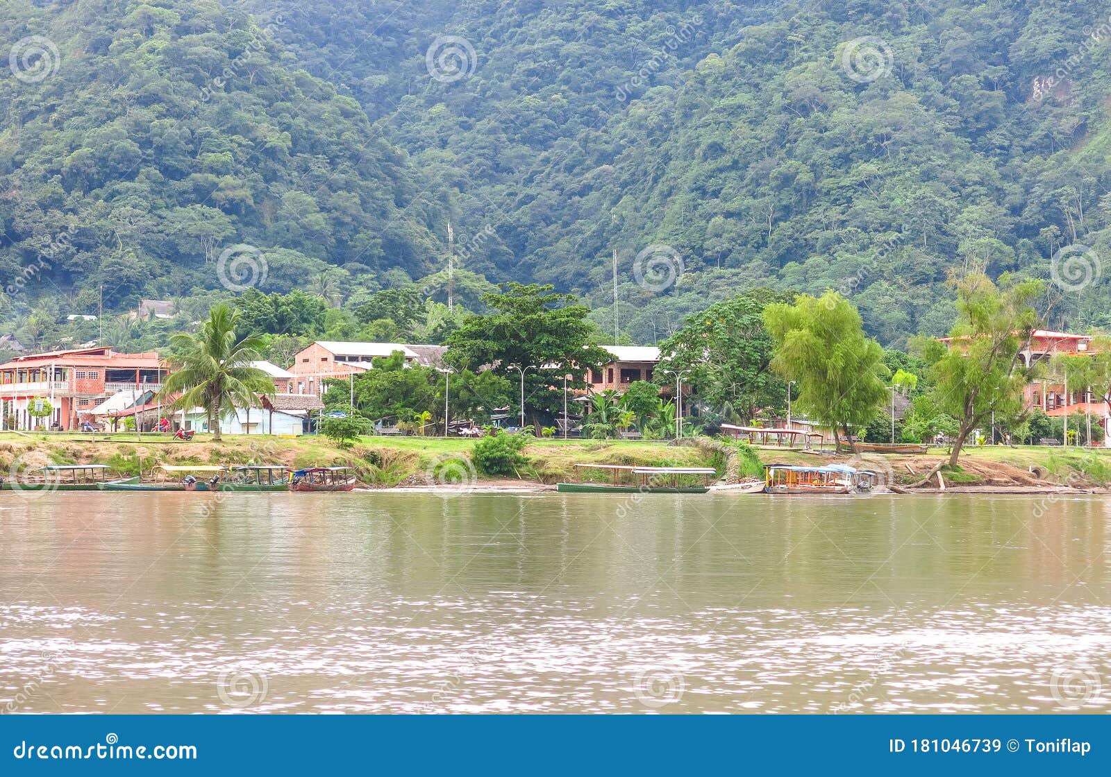 vista general del pueblo amazÃÂ³nico de rurrenabaque, en la orilla del beni river. in the amazon the main transport route is the