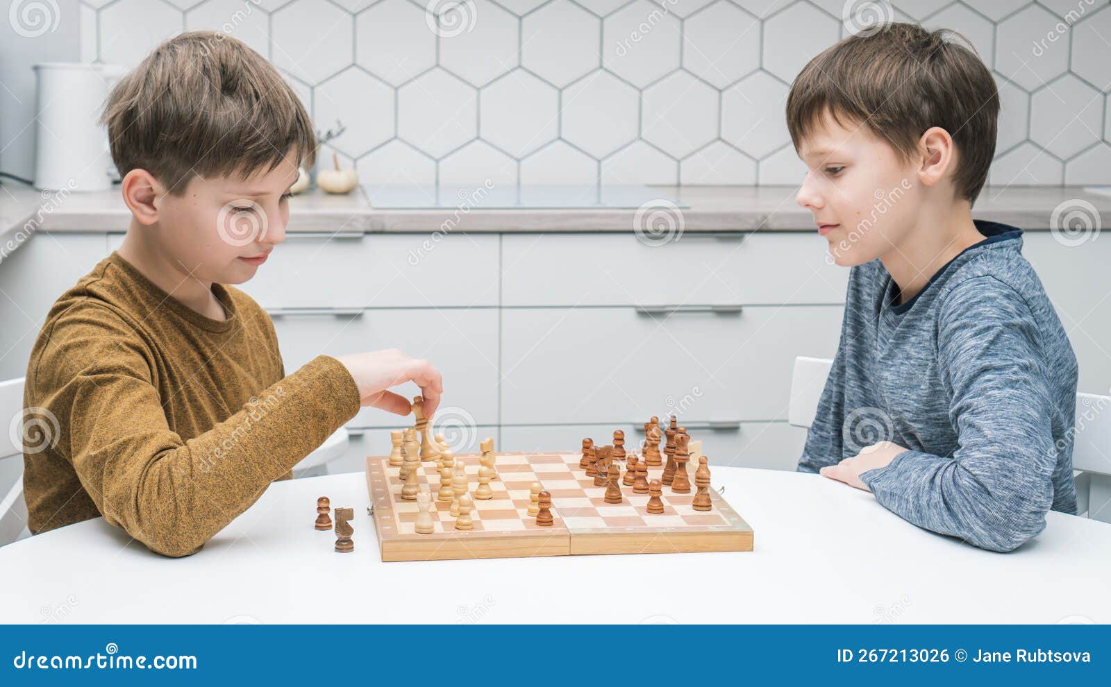 Foto De Stock Dois Meninos Jogando Xadrez No Fundo Branco, Royalty-Free