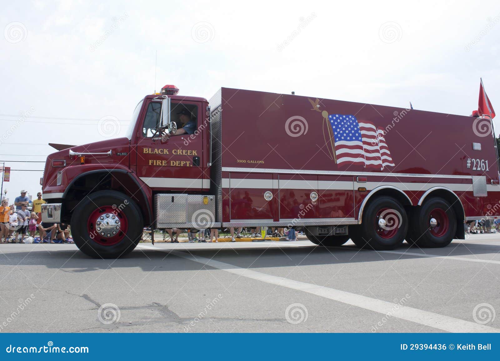 SEYMOUR, WI - 4 DE AGOSTO:  Vista lateral del camión del cuerpo de bomberos de la cala del negro de Freightliner en el desfile anual del festival de la hamburguesa el 4 de agosto de 2012 en Seymour, Wisconsin.