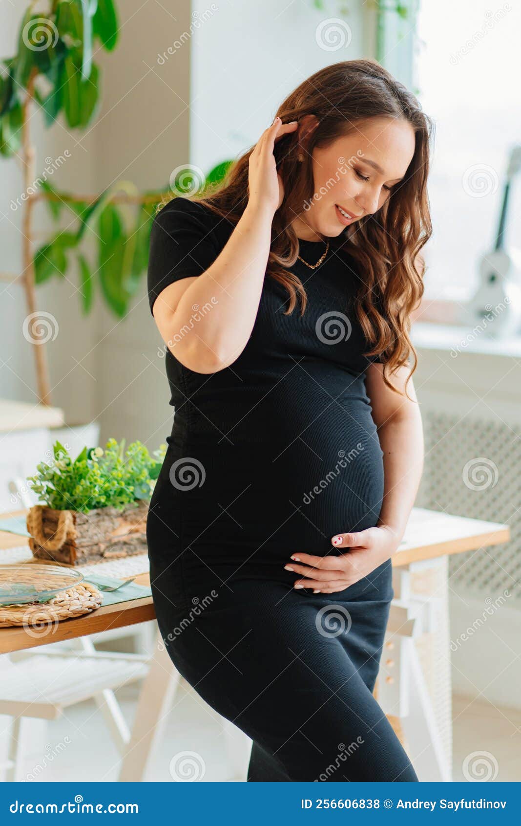 predicción Caramelo Centro de la ciudad Vista Lateral. Mujer Embarazada Con Vestido Negro Toca El Estómago En El  Interior Del Hogar Foto de archivo - Imagen de bebé, cocinero: 256606838