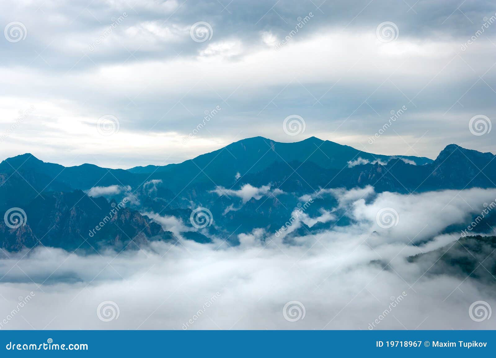 Vista nebulosa de montanhas de Seorak. Vista nebulosa de montanhas do seorak das montanhas de Seorak no parque nacional de Seoraksan, Coreia do Sul