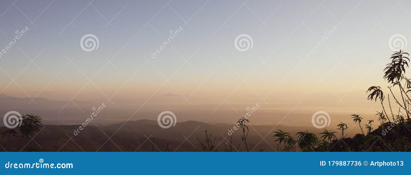 Vista paesaggistica alta il cielo blu della THAILANDIA settentrionale Vacanze naturali Panorama scene di natura foresta di Panora. Vista paesaggistica alta il cielo blu della THAILANDIA settentrionale Vacanze naturali Panorama scene natura foresta di Panorama vista angolo alto stagione invernale magnifica Fognatura vegetale nebbia bellissima all'aperto