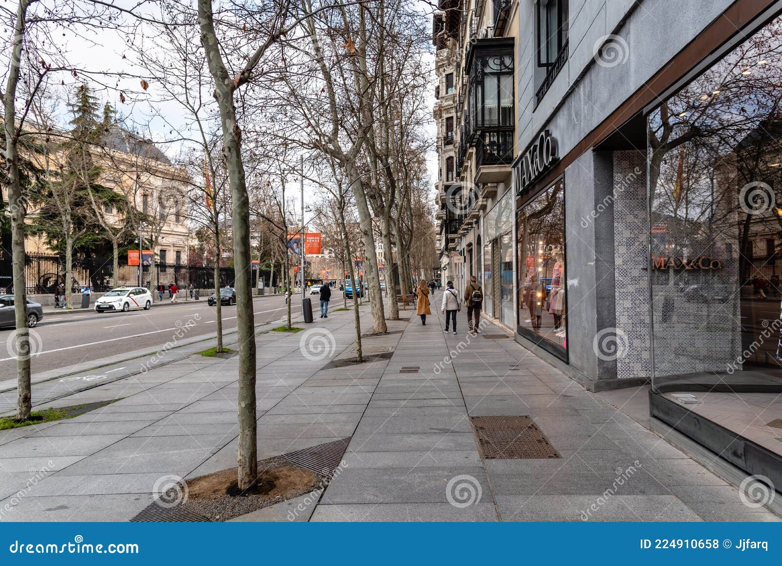 Vista Panorámica De La Calle Serrano Con Tiendas De Moda En Madrid Foto de  archivo editorial - Imagen de rico, departamento: 224910658