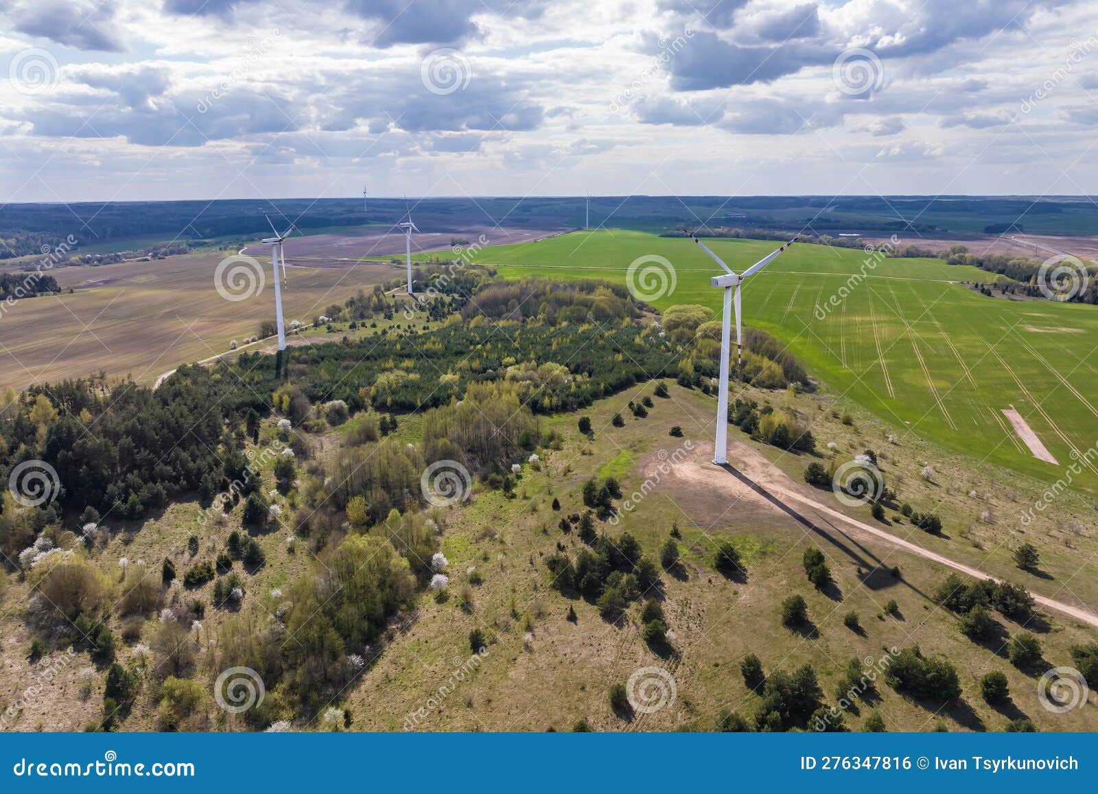 Lâminas rotativas de uma hélice de moinho de vento no fundo do céu azul  geração de energia eólica energia verde pura