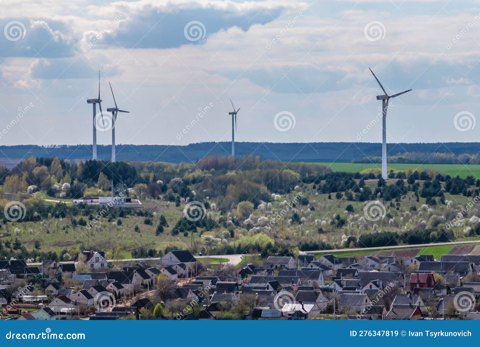 Lâminas rotativas de uma hélice de moinho de vento no fundo do céu azul  geração de energia eólica energia verde pura