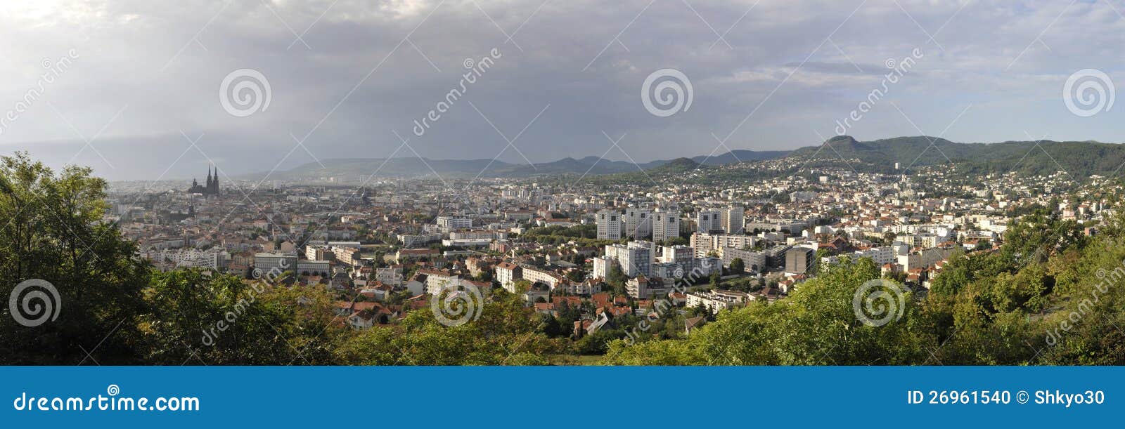 Vista panoramica della città di Clermont-Ferrand con un cielo nuvoloso