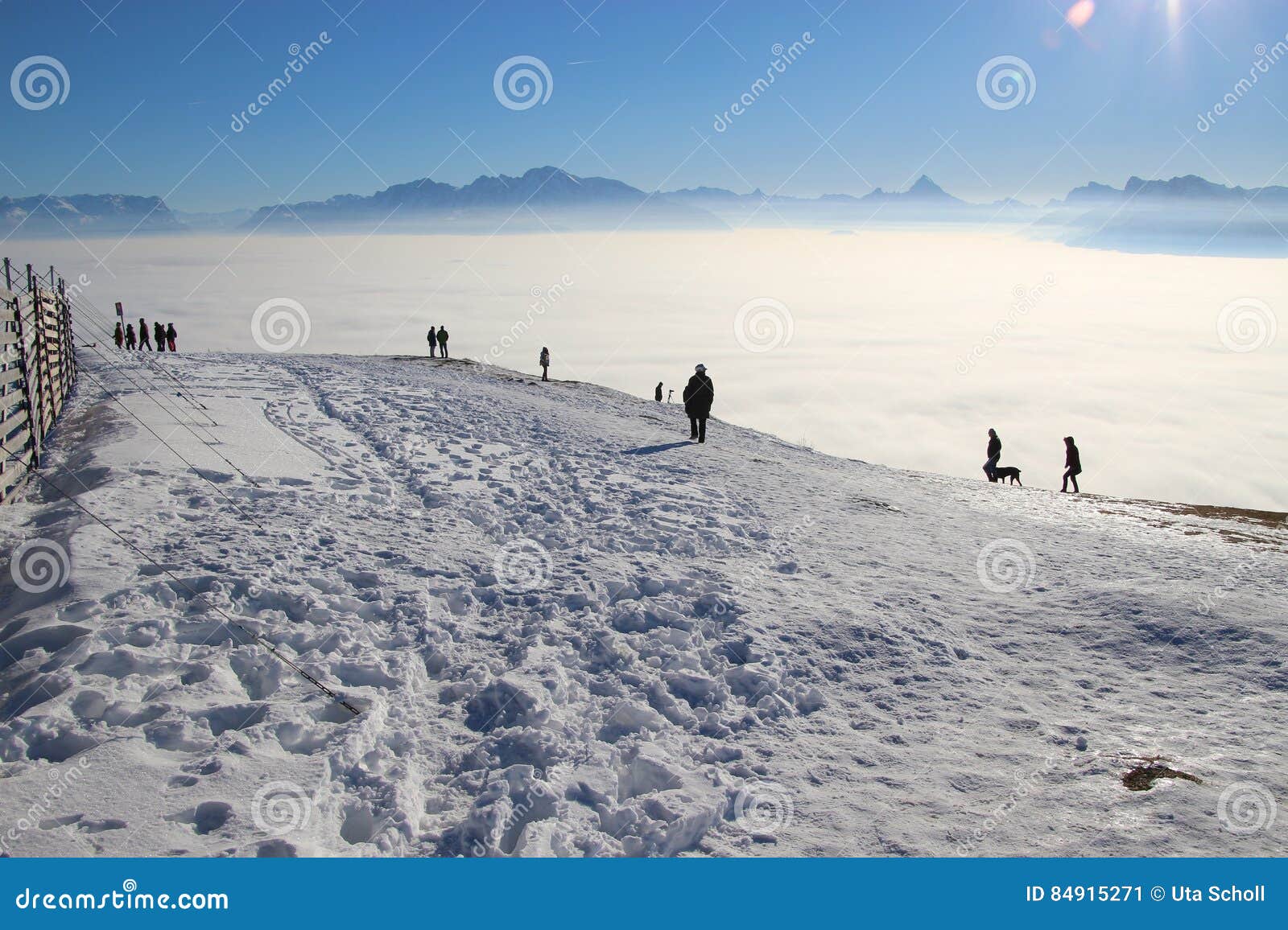 Vista panoramica delle alpi in inverno L'Austria, Europa. La gente sta camminando nella neve, sulla cima della montagna Gaisberg, altezza approssimativamente 1300 m. Uno strato di alta nebbia si trova sopra la valle di Salisburgo, Austria, Europa