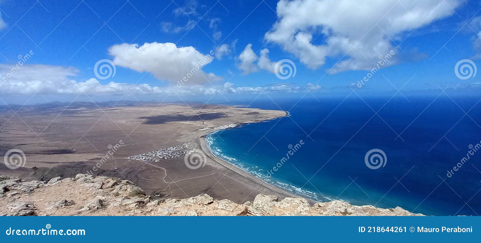 vista panoramica di famara, lanzarote (isole canarie)