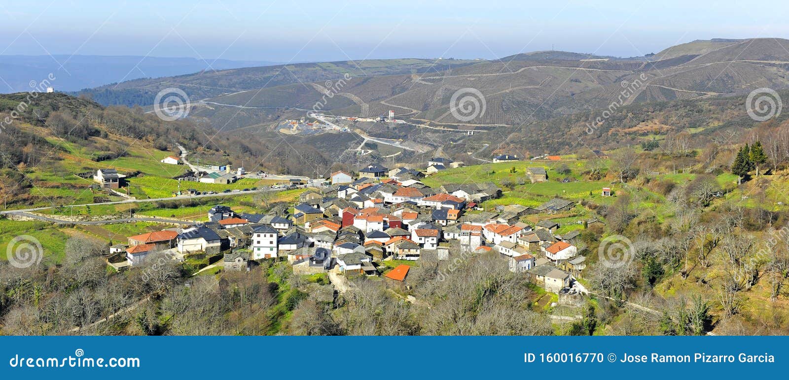 vista panorÃÂ¡mica del pequeÃÂ±o pueblo de cerdedelo entre montaÃÂ±as al comienzo de la primavera