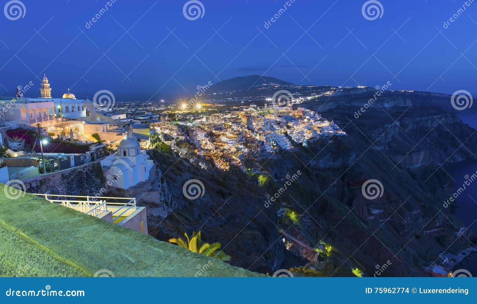 Vista panorâmica aérea pitoresca na cidade de Fira e os arredores na noite Ilha de Santorini (Thira). Vista panorâmica aérea pitoresca na cidade de Fira e os arredores na noite Fira é a capital da ilha Santorini (Thira) Arquipélago de Cycladic Greece europa