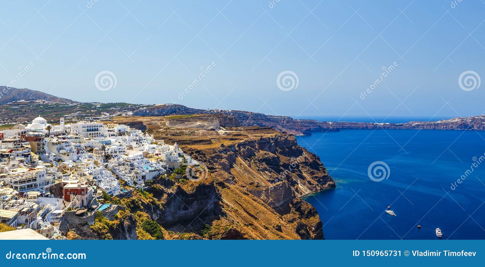 Vista panorâmica da cidade de Fira na costa alta entre o seascape, ilha de Santorini em Grécia. Vista panorâmica romântica da cidade de Fira na costa alta entre o seascape, ilha de Santorini em Grécia Paisagem natural pitoresca com construções brancas cyclades europa