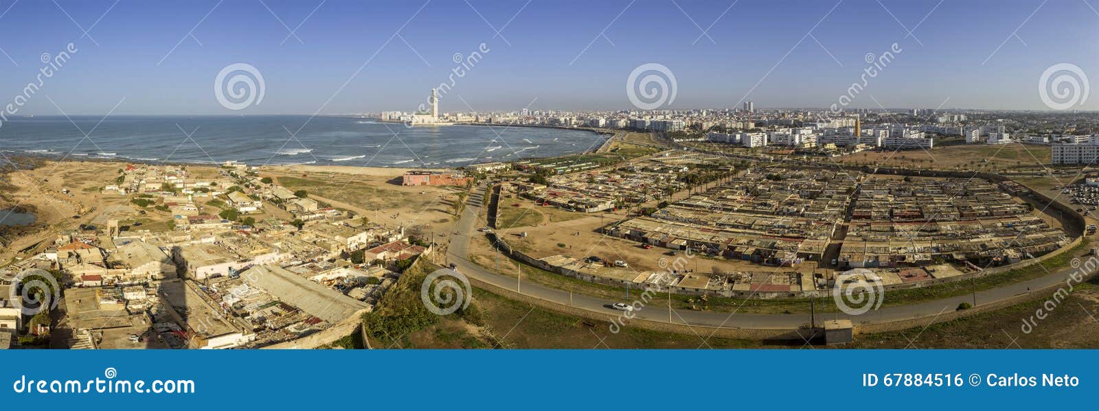 Vista panorâmica do EL Hank do farol a Mosquee grandioso Hassan II. Vista panorâmica da parte superior do EL Hank do farol a Mosquee grandioso Hassan II e Casablanca, Marrocos