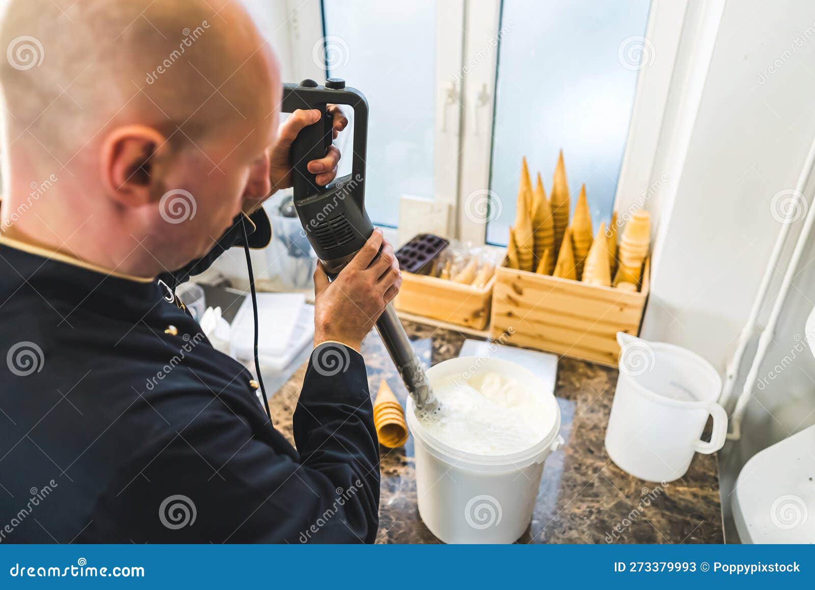 Vista Posterior Del Hombre Chef Mezclando Leche Con Batidora Profesional  Para La Producción De Helados En La Cocina Imagen de archivo - Imagen de  mezcla, vector: 273379993