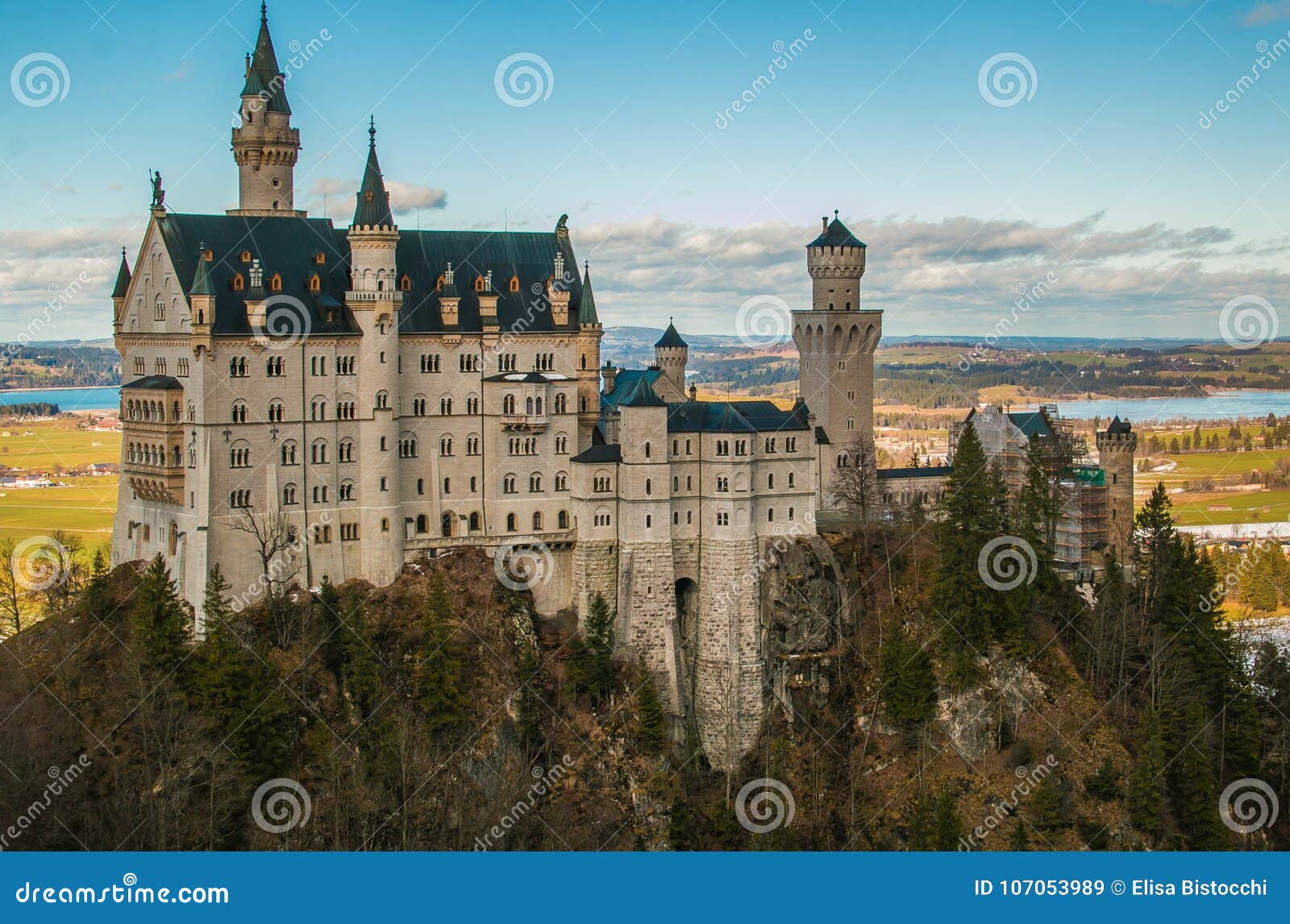 Vista Scenica Della Favola Famosa Che Guarda Il Castello Del Neuschwanstein In Baviera, Germania