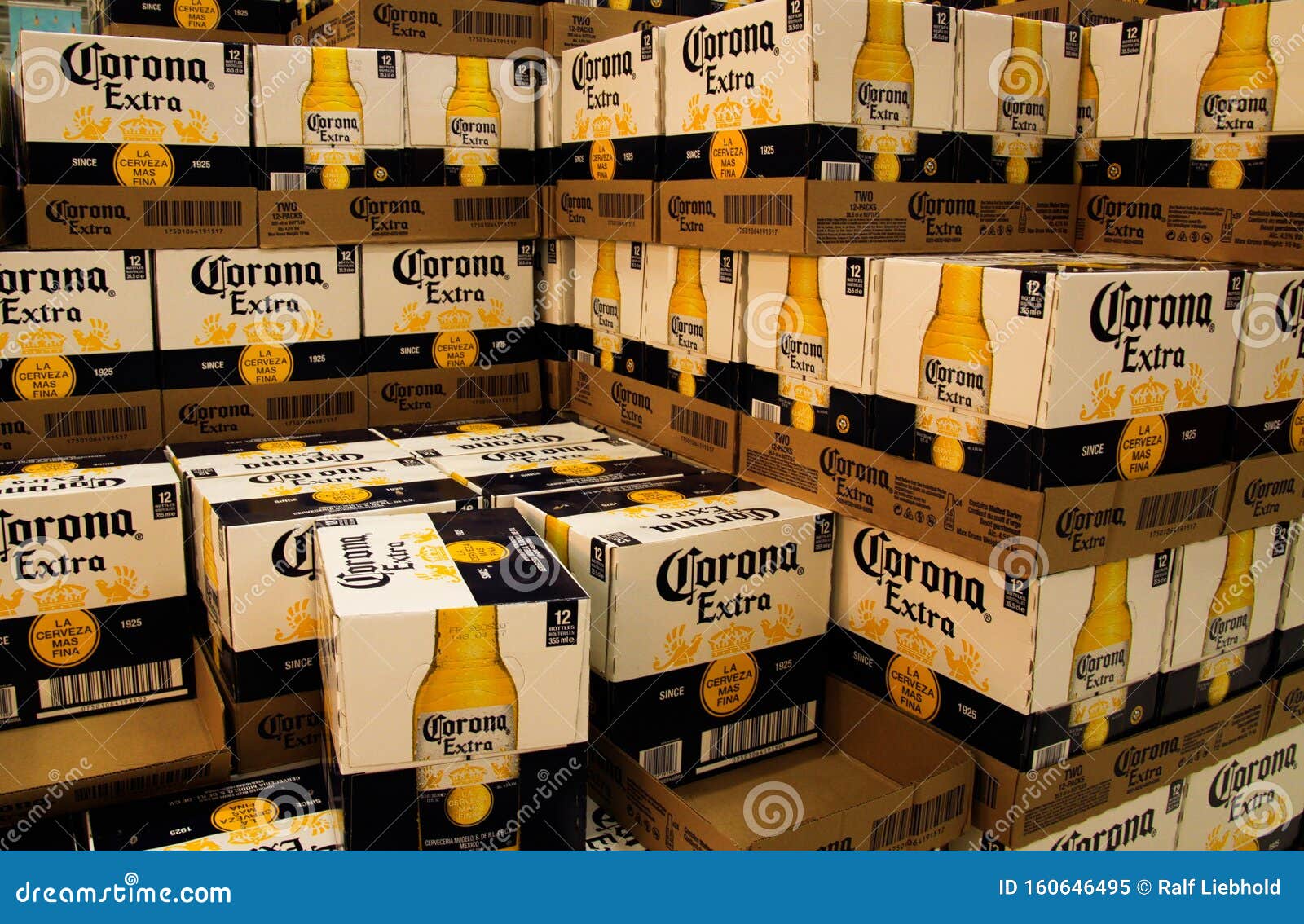 Sobre La Pila De Cajas De Cartón Con Botellas Cerveza Mexicana Corona En El Supermercado Imagen editorial - Imagen de empaquetado, botellas: 160646495