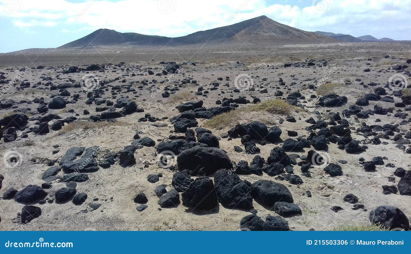 vista su deserto di roccia e sabbia