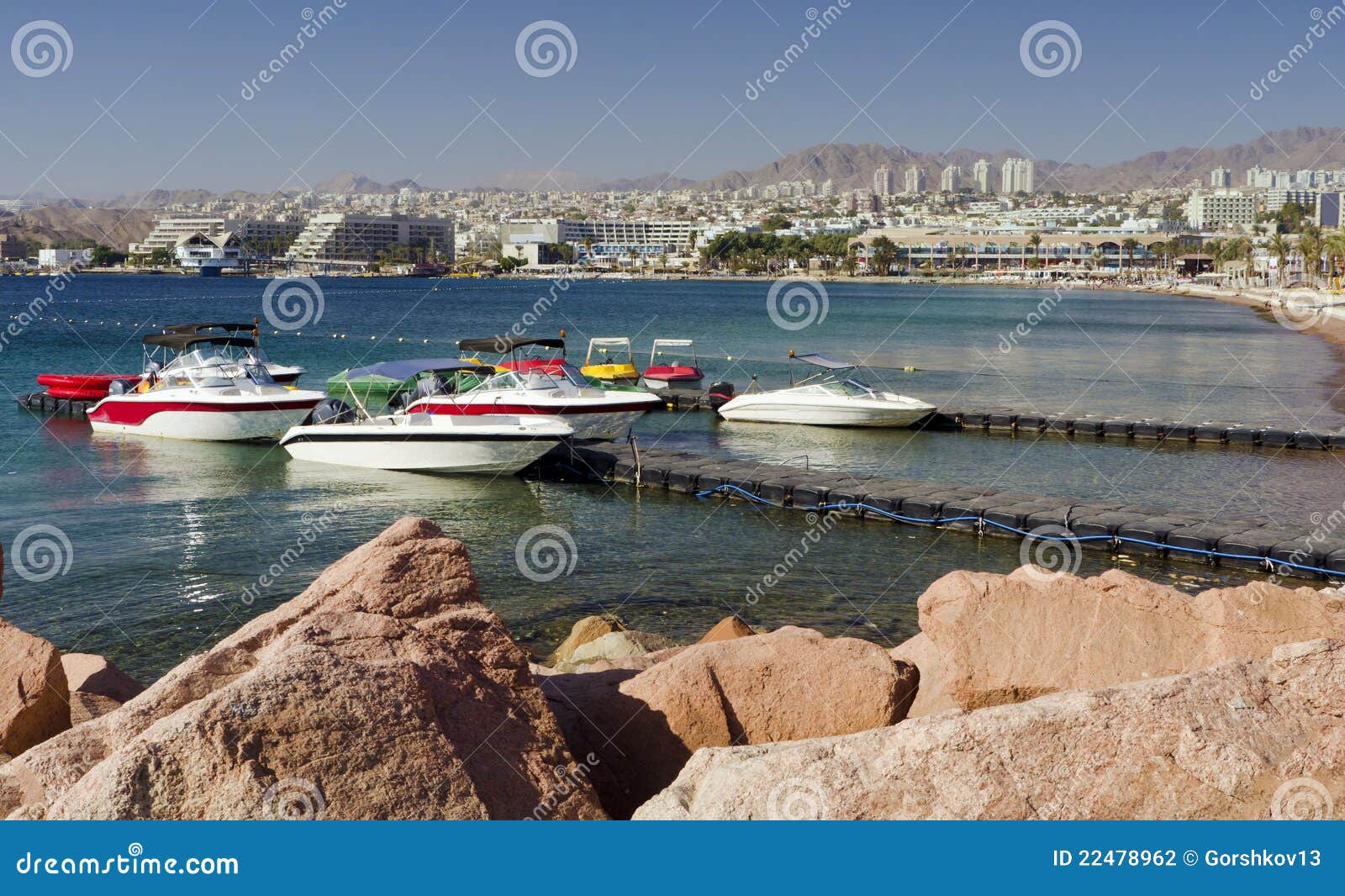 Vista sul porticciolo con le barche attraccate in Eilat, Israele. Eilat è una città israeliana famosa di ricreazione e del ricorso situata sulla parte settentrionale del golfo di Aqaba, Mar Rosso