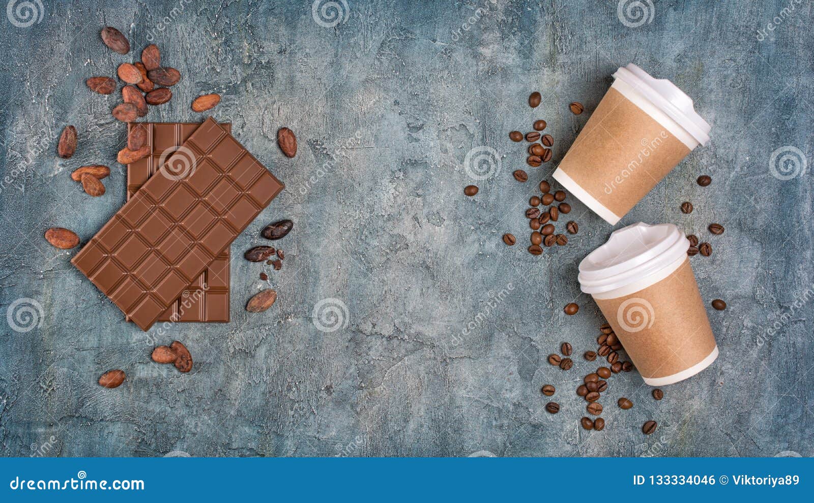 Maqueta de taza de café para llevar con granos de café