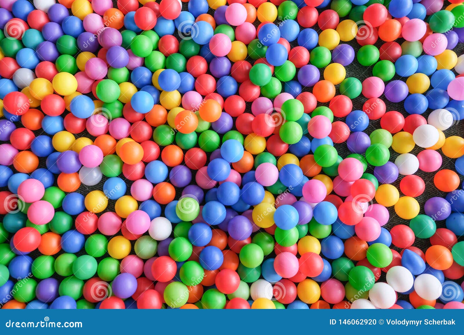 Vista Superior De Muitas Bolas Coloridas Na Associação Da Bola Dentro No  Campo De Jogos Foto de Stock - Imagem de divertimento, arte: 146062920