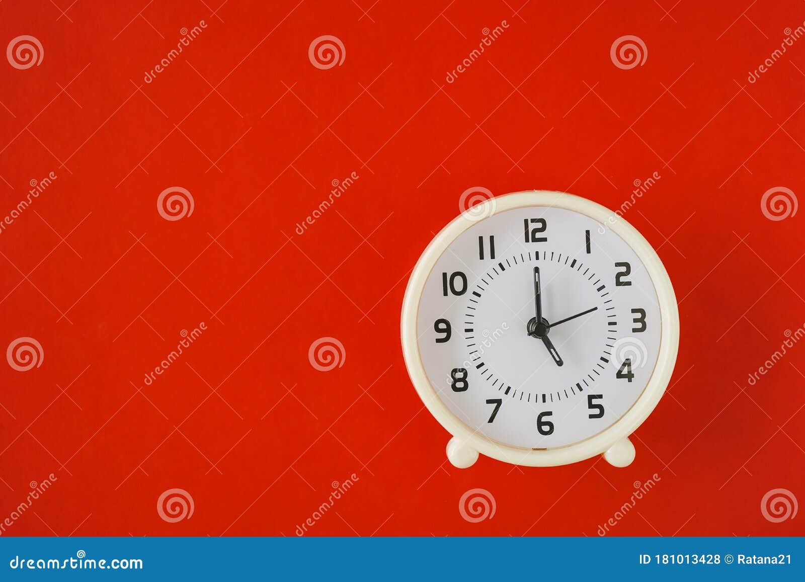 Vista Superior Del Reloj Blanco a Las Cinco De La Mañana Sobre Fondo Rojo  Foto de archivo - Imagen de segundo, copia: 181013428