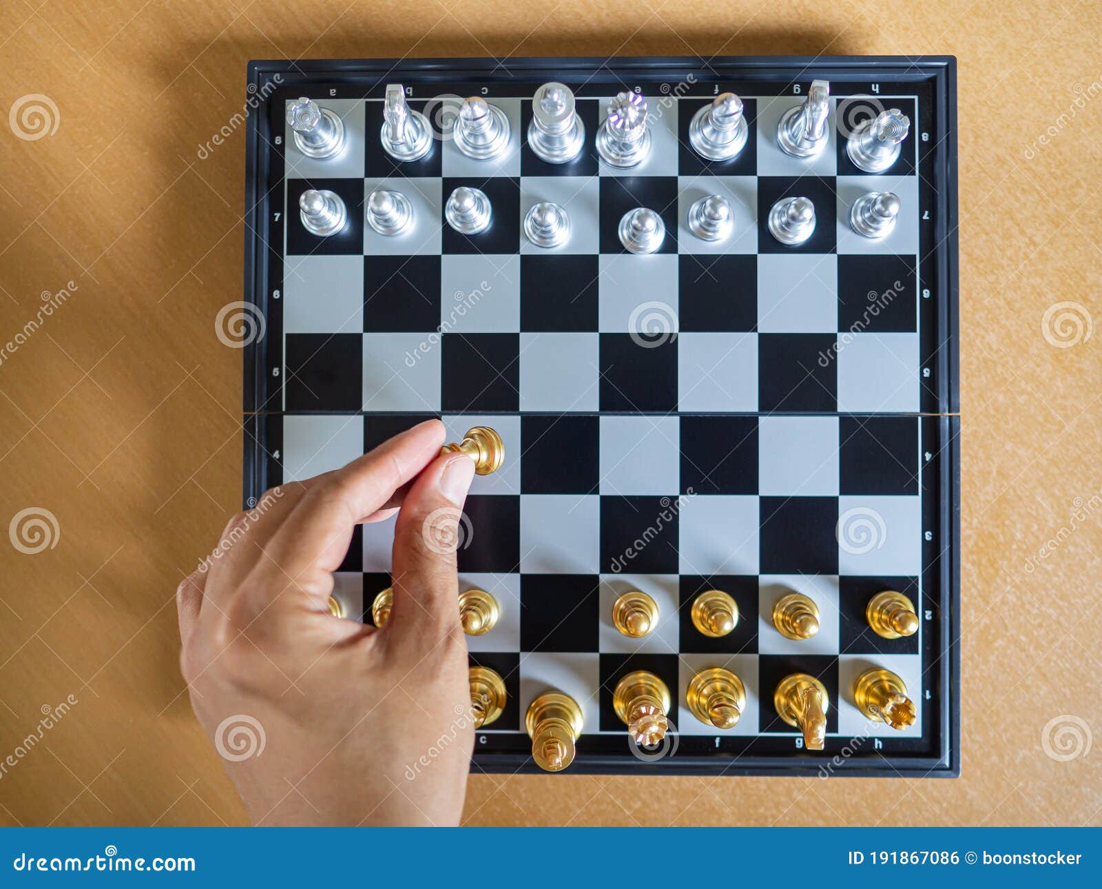 Tabuleiro de xadrez com xadrez e relógio, vista superior, o início do jogo  de xadrez. o primeiro movimento
