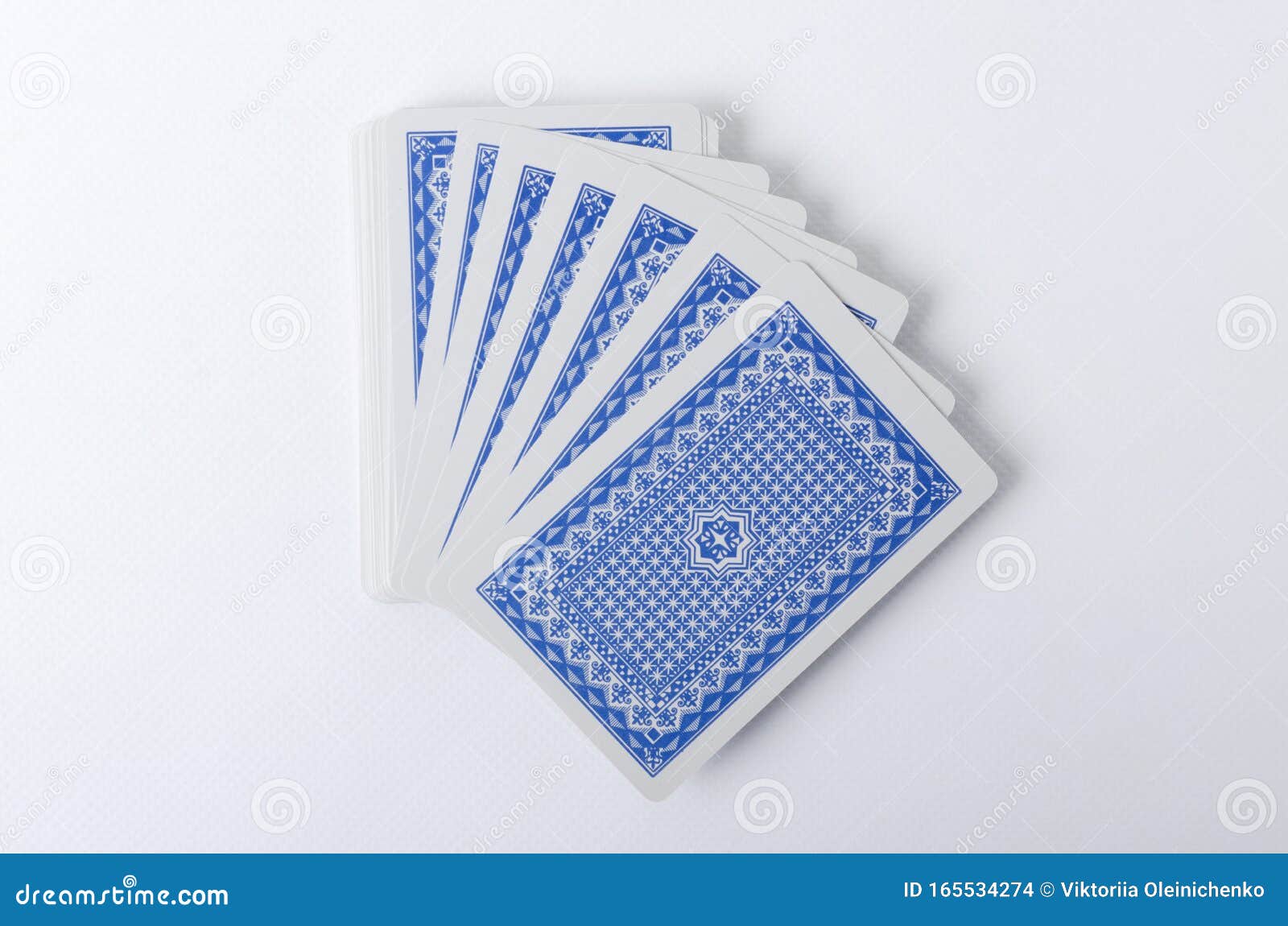 Um Baralho De Cartas De Jogo No Fundo Azul Clássico. Foto Royalty Free,  Gravuras, Imagens e Banco de fotografias. Image 182717157