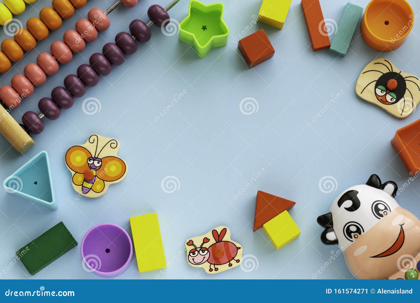 Vista Superior Sobre Juegos Educativos Para Niños, Encuadre Juguetes Para Niños En Fondo De Papel Azul Cubos, Círculos, Vacas, La Imagen de archivo - Imagen de azul, papel: 161574271