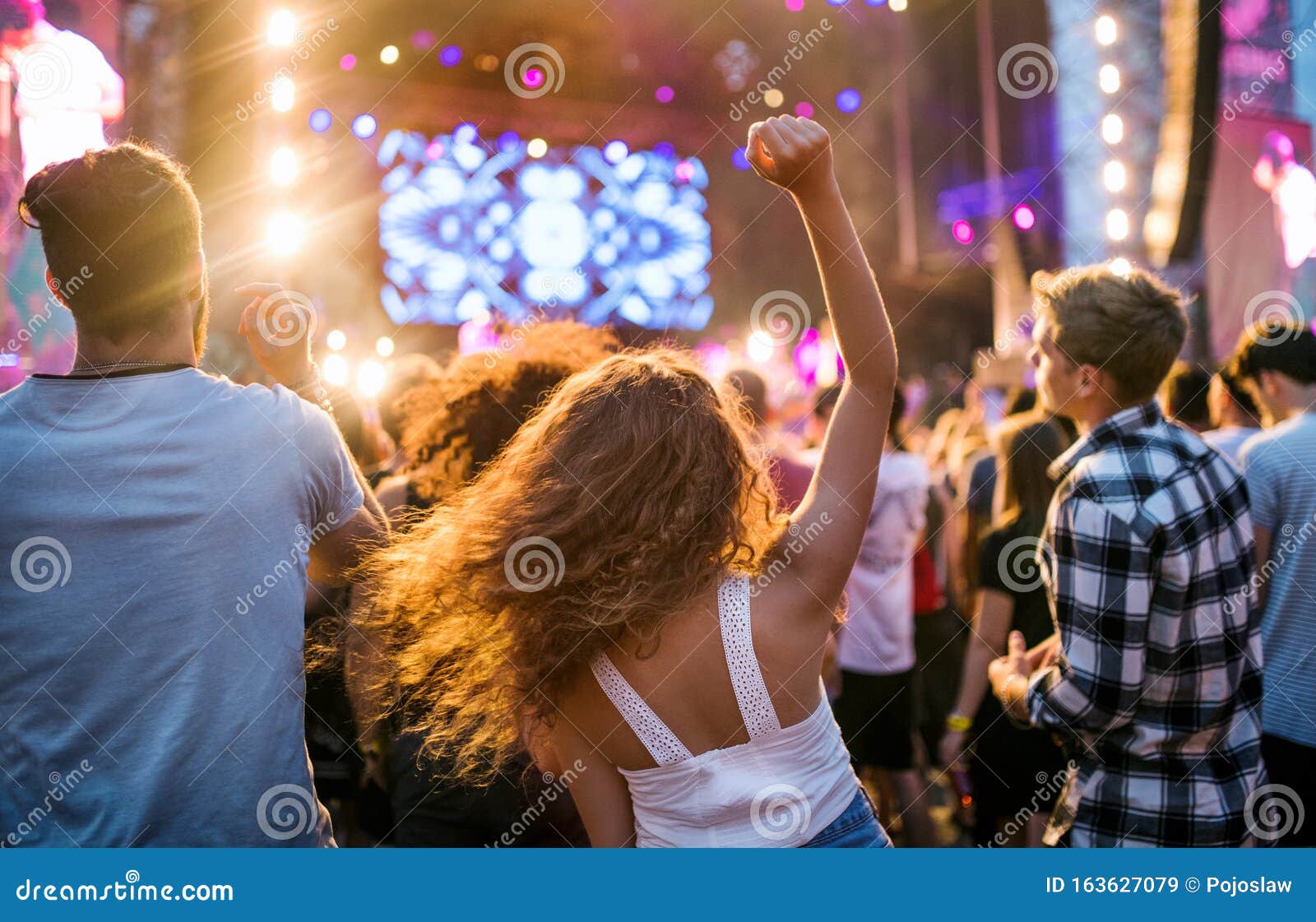 Grupo de amigos dançando em disco